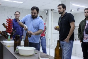 Foto_003-2015 (Cursos de férias_arquivo 2014_cerveja_menor)